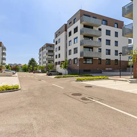 Shiny With Balcony & Private Parking *