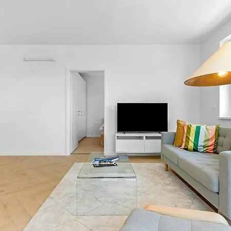 Shiny With Balcony & Private Parking Apartman