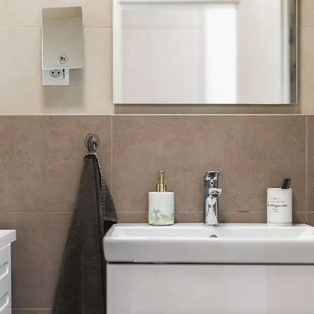 Apartman Shiny With Balcony & Private Parking *