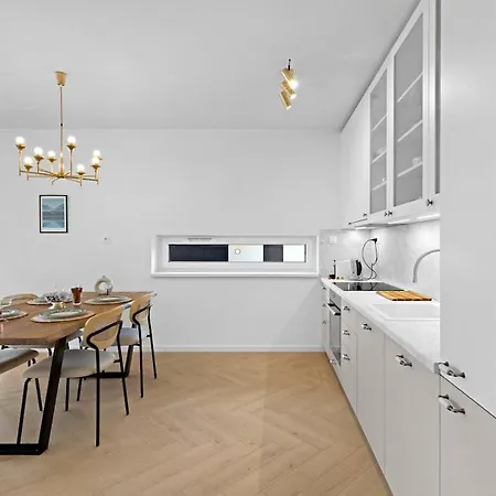 Shiny With Balcony & Private Parking * Pozsony