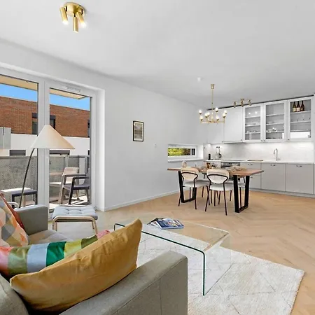 Shiny With Balcony & Private Parking *