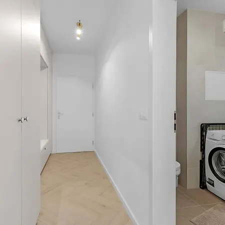 Shiny With Balcony & Private Parking Apartman *