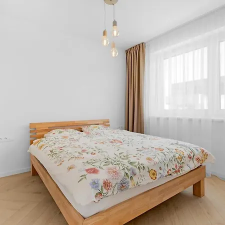 Shiny With Balcony & Private Parking Apartman *