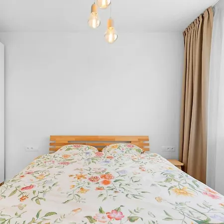 Shiny With Balcony & Private Parking *