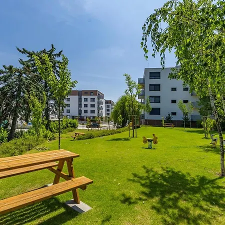 Shiny With Balcony & Private Parking Pozsony