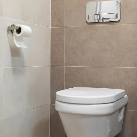 Shiny With Balcony & Private Parking Apartman