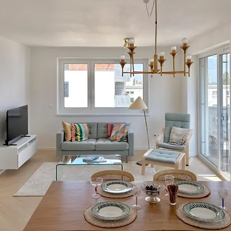 Shiny With Balcony & Private Parking Lägenhet *