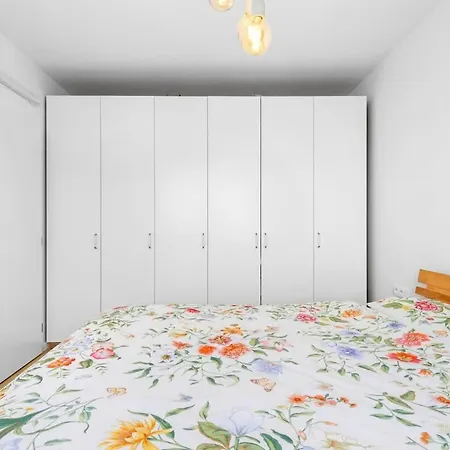 Shiny With Balcony & Private Parking