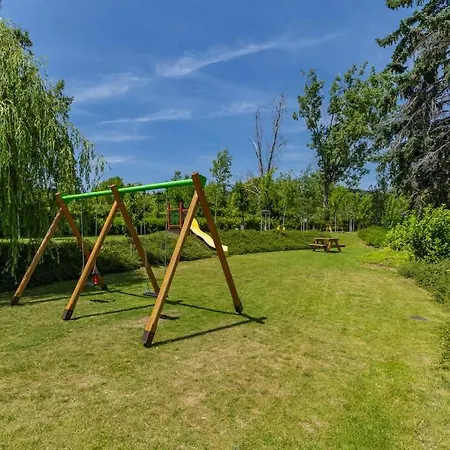 Shiny With Balcony & Private Parking Lägenhet