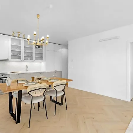 Lägenhet Shiny With Balcony & Private Parking