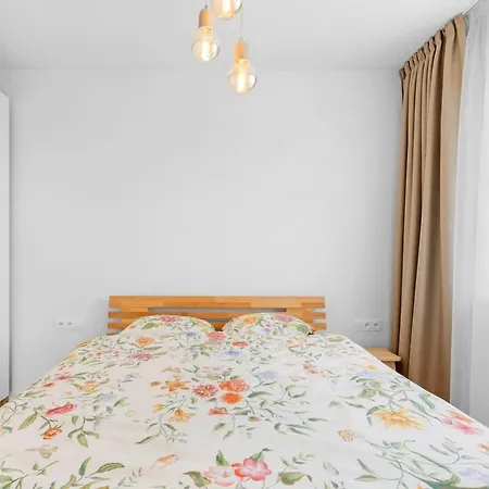 Shiny With Balcony & Private Parking *