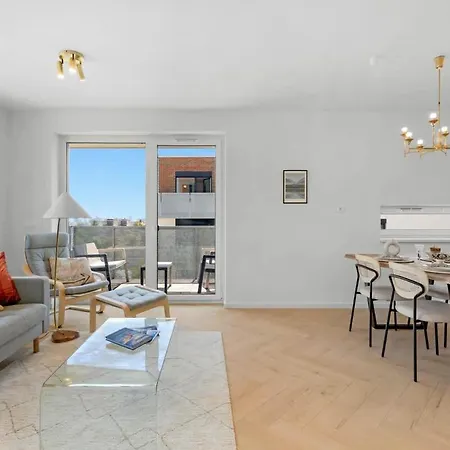 Shiny With Balcony & Private Parking