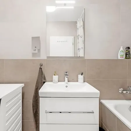 Shiny With Balcony & Private Parking Appartamento