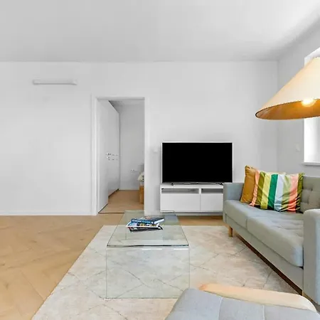 Shiny With Balcony & Private Parking Apartmán Bratislava