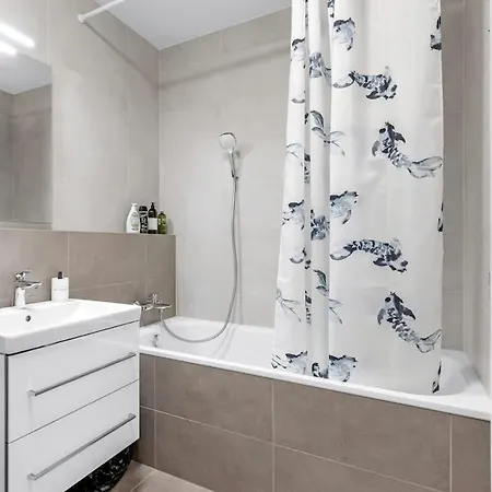 Appartamento Shiny With Balcony & Private Parking Bratislava