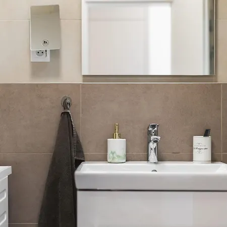 Shiny With Balcony & Private Parking Appartamento *