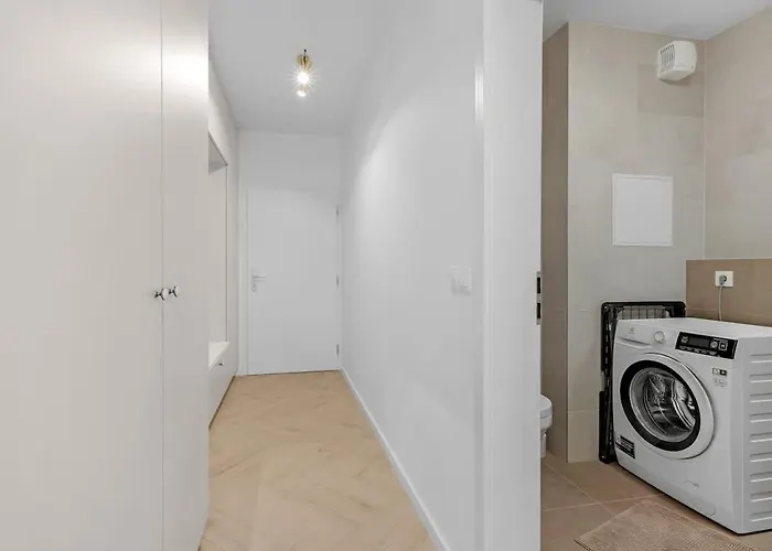 Shiny With Balcony & Private Parking Apartmán *