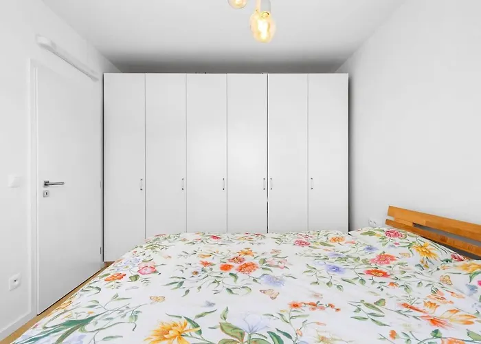 Shiny With Balcony & Private Parking