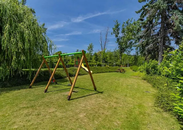 Shiny With Balcony & Private Parking Lägenhet