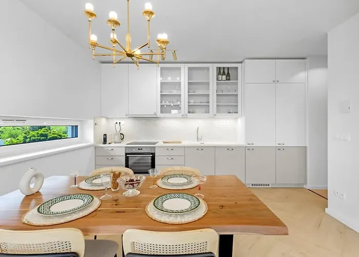 Shiny With Balcony & Private Parking Appartement Bratislava