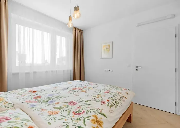 Shiny With Balcony & Private Parking Apartmán