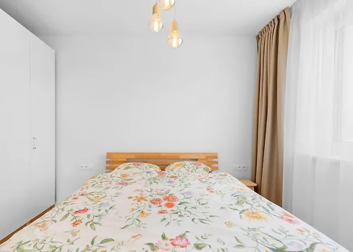 Shiny With Balcony & Private Parking *