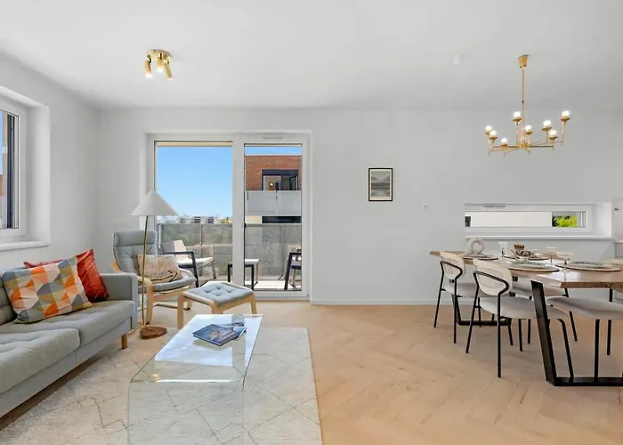 Shiny With Balcony & Private Parking