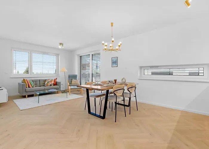 Shiny With Balcony & Private Parking *