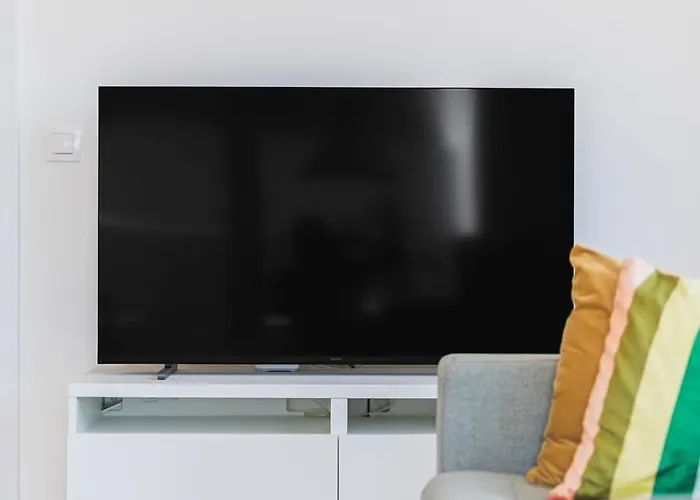 Lägenhet Shiny With Balcony & Private Parking *