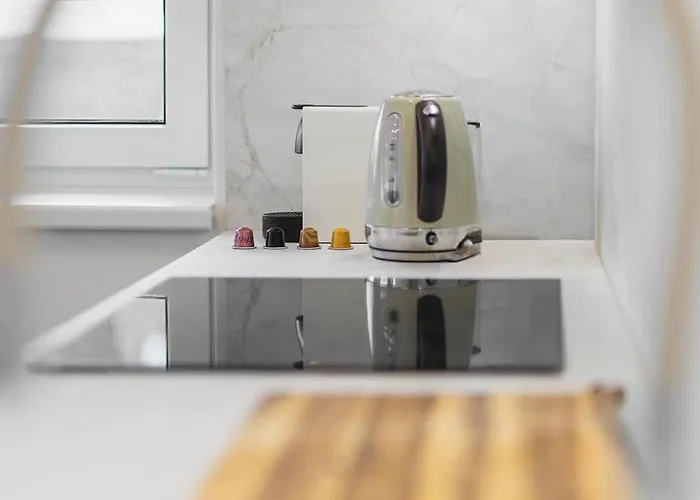 Shiny With Balcony & Private Parking Lägenhet