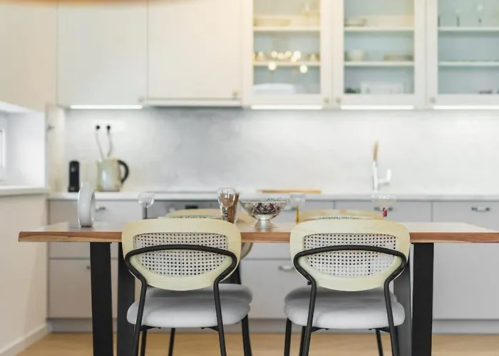 Shiny With Balcony & Private Parking