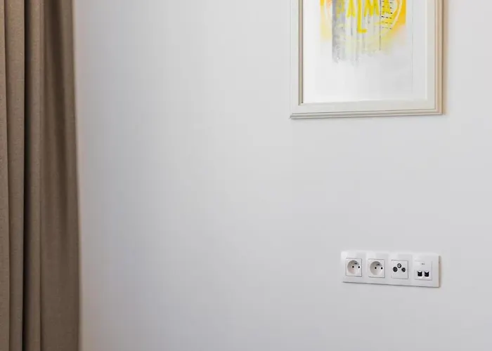 Shiny With Balcony & Private Parking Lägenhet