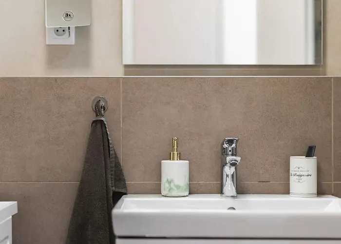 Shiny With Balcony & Private Parking Appartement *