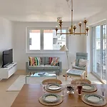 Shiny With Balcony & Private Parking Апартаменти *