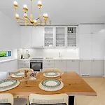 Shiny With Balcony & Private Parking Апартаменти Братислава