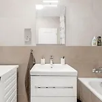 Shiny With Balcony & Private Parking Апартаменти