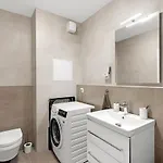 Shiny With Balcony & Private Parking Апартаменти *