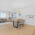 Shiny With Balcony & Private Parking *