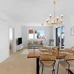 Апартаменти Shiny With Balcony & Private Parking Братислава