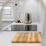 Shiny With Balcony & Private Parking Апартаменти