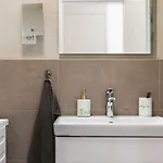 Shiny With Balcony & Private Parking Апартаменти *