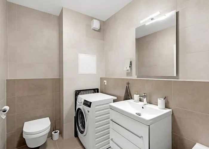 Shiny With Balcony & Private Parking Appartement *